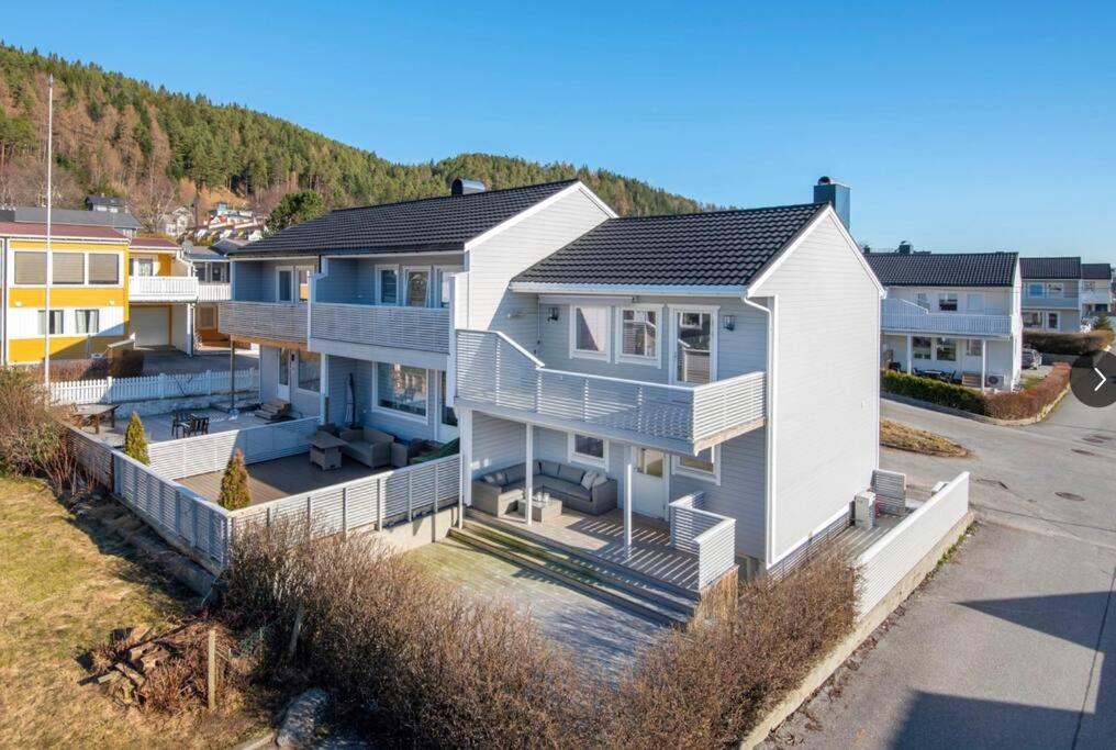 Moderne Rekkehus, God Standard. Ferienhaus